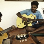 Muzieklessen in de dorpsschool - Stichting Isai Ma(i)yam