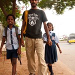 Arjuna brengt Velu en Angeli naar school - Stichting Isai Ma(i)yam